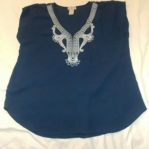 🎁Navy top with embroidered detail sz Large
